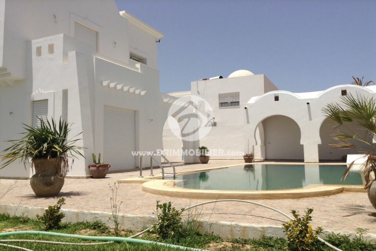 L 102 -                            بيع
                           Villa avec piscine Djerba